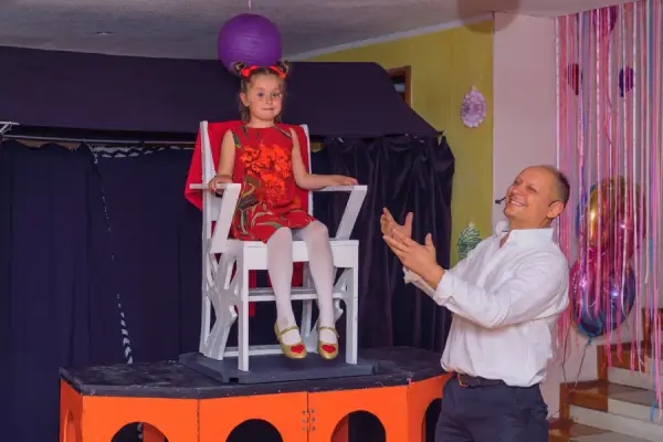 Niña levitando en su fiesta con el Mago Konstant