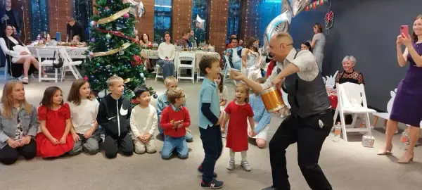 Niño gritando de emoción en un show navideño