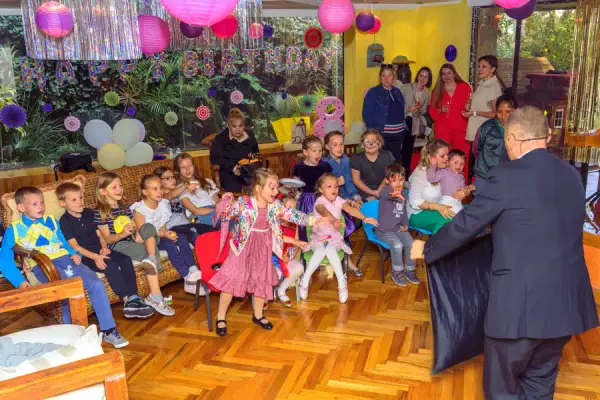 Niños emocionados en una fiesta de cumpleaños