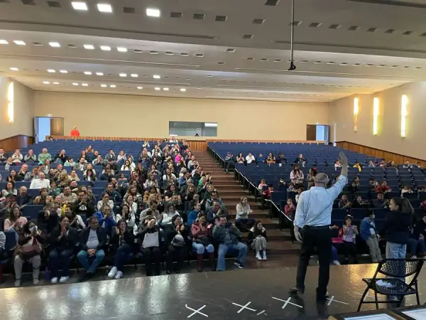 Público en un auditorio durante un show de Konstant