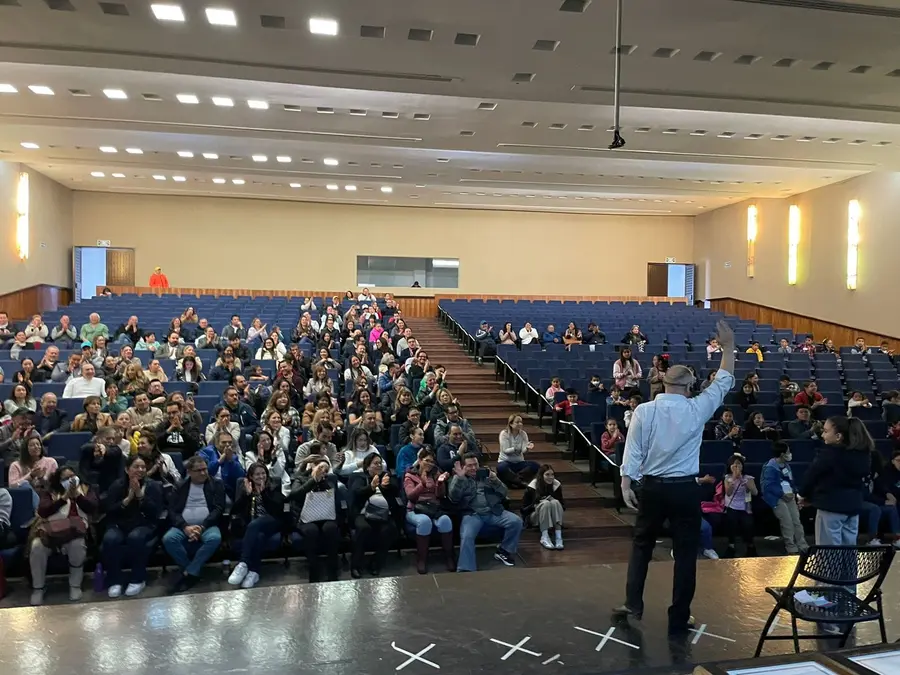 Auditorio lleno en un show de Konstant