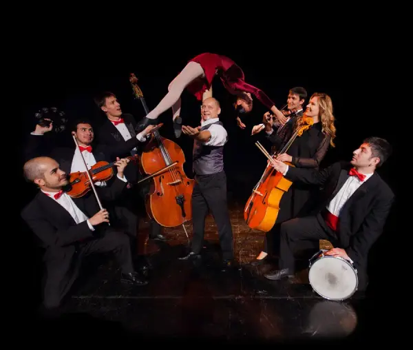 Konstant en un escenario teatral con ensamble