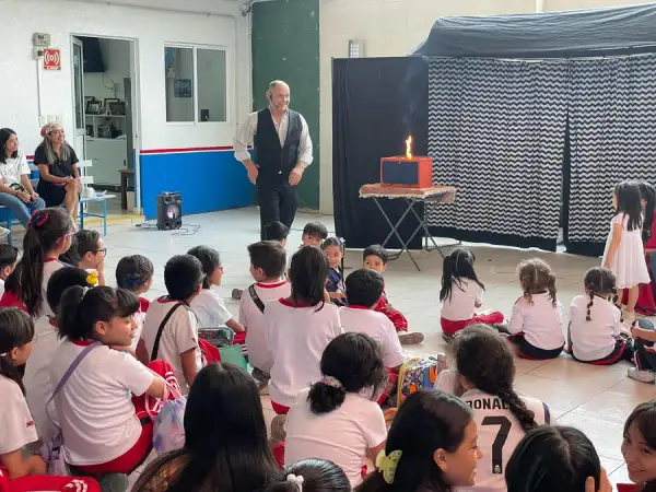 Konstant interactuando con el público