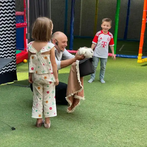 Niños asombrados durante un truco