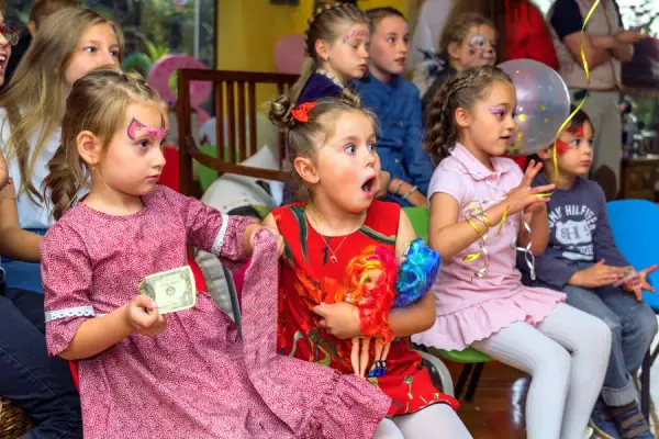 Niñas boquiabiertas durante un truco