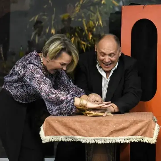Konstant realizando magia con una invitada adulta
