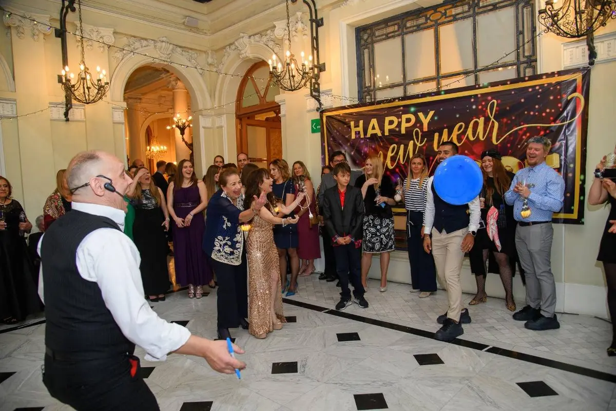 Show de magia elegante en una gala corporativa de fin de año