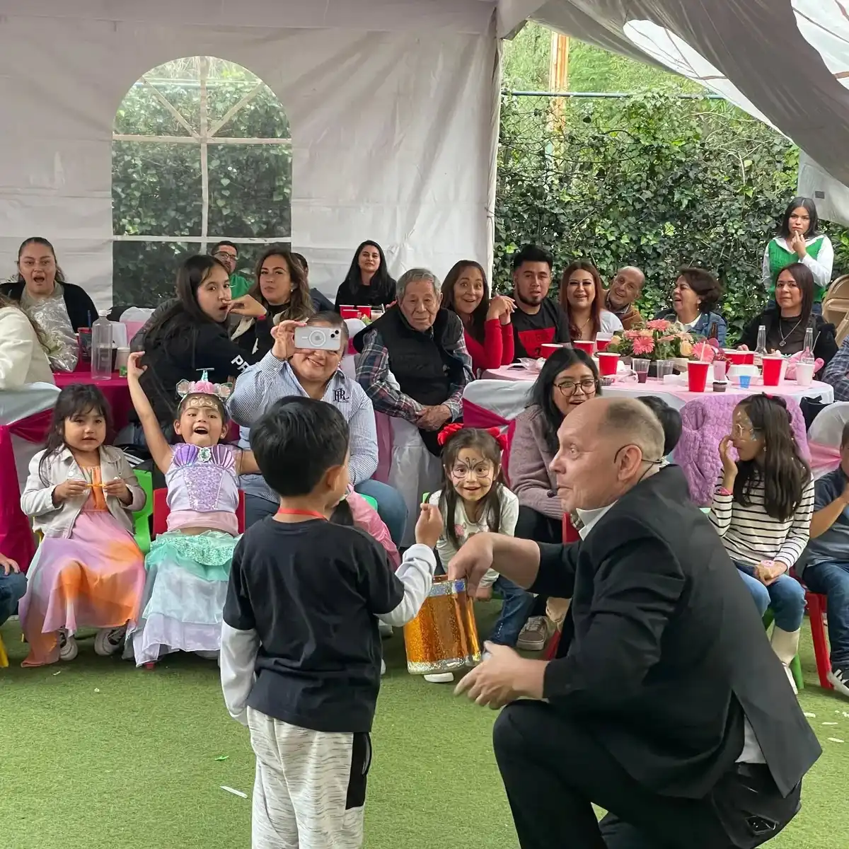 Evento familiar al aire libre con show de magia