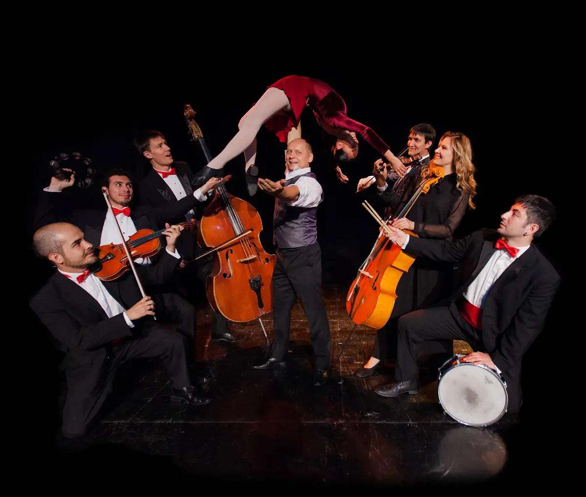 El Mago Konstant en un escenario teatral con un ensamble de cuerdas