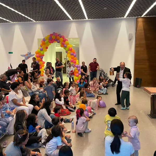 Show ante una multitud de familias